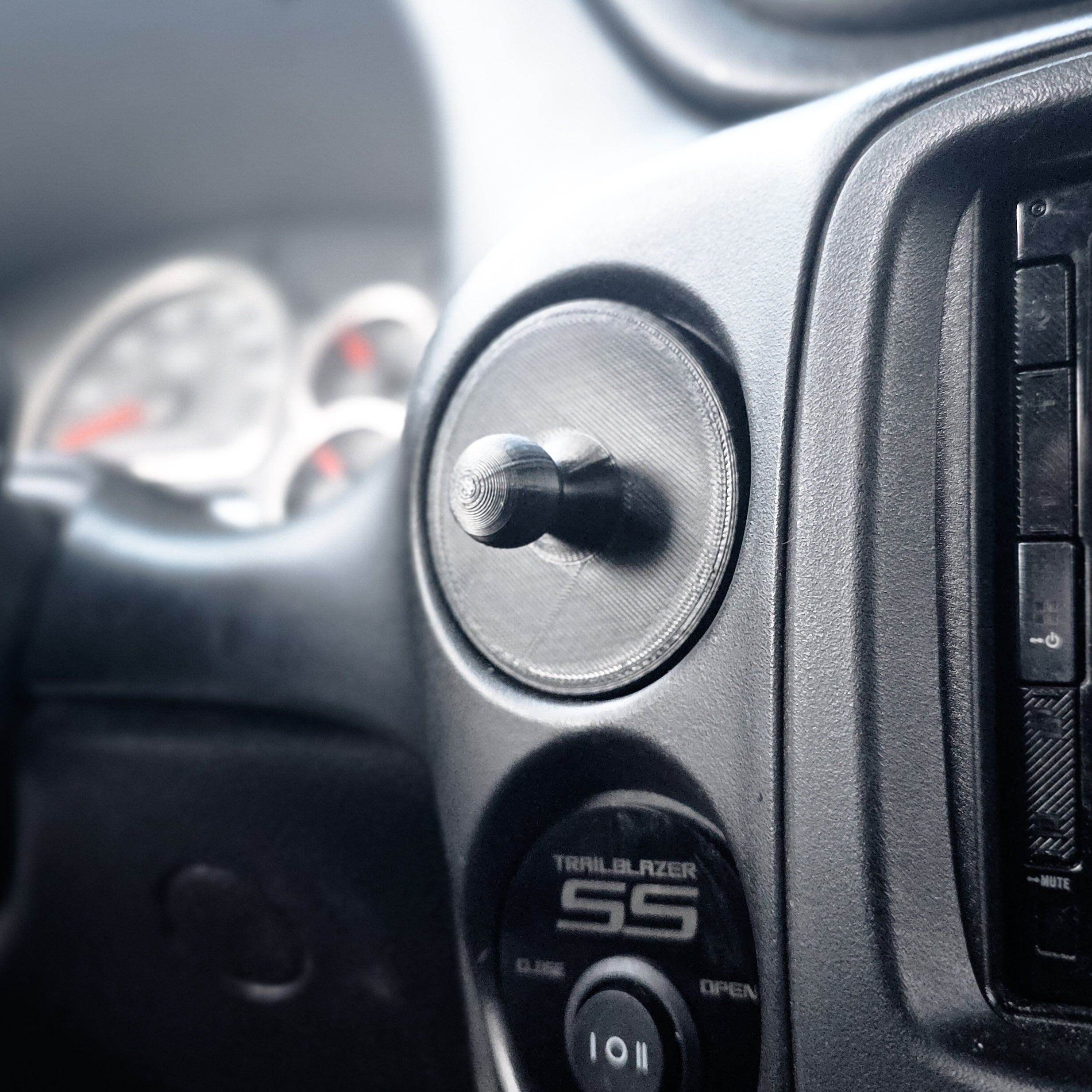 2002-2009 Trailblazer Top Dash Plug AMPS Ball Mount