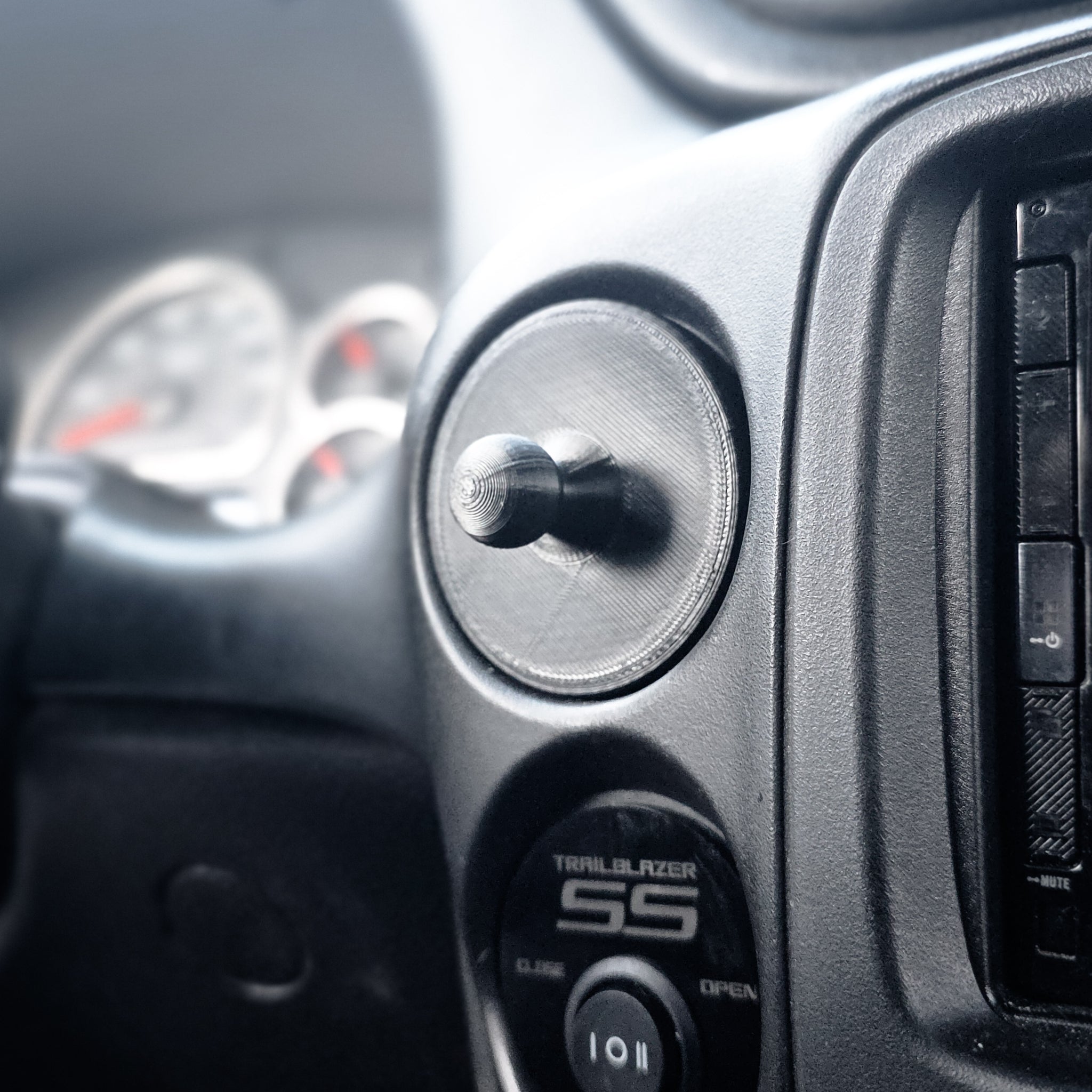 2002-2009 Trailblazer Top Dash Plug AMPS Ball Mount